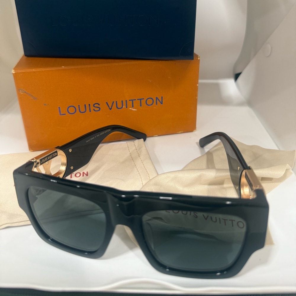 LOUIS VUITTON LV Link Black & Gold Square Sunglasses